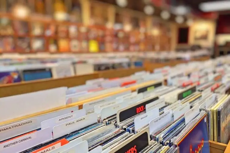 Dischi, ritorno al passato: il vinile risorpassa il cd, vince la