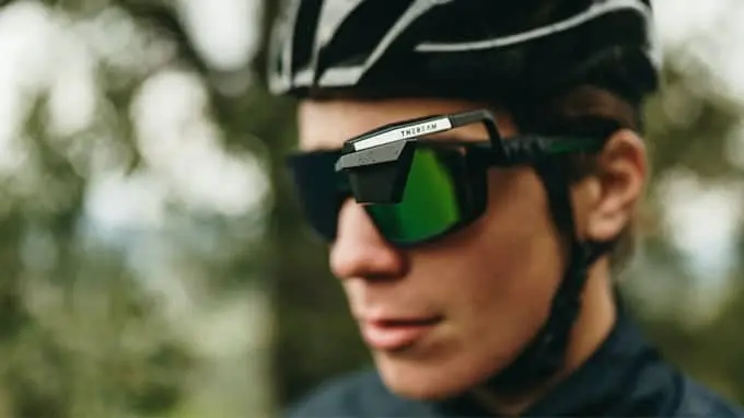 Gli occhiali con lo specchietto retrovisore per la sicurezza dei ciclisti